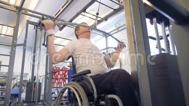 残疾人在训练器材的健身房里做运动。